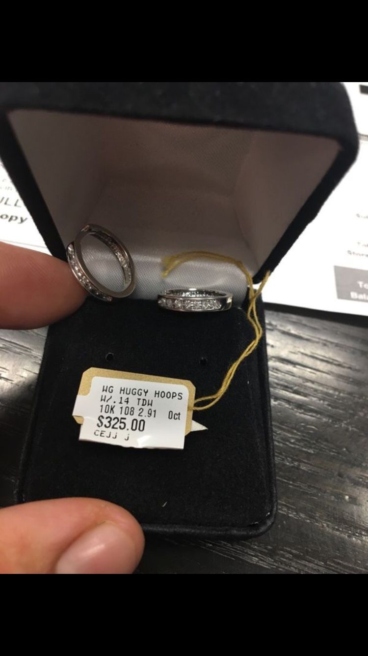 Diamond earrings 10kt white gold