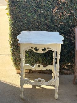Ornate French Country Accent Table – Shabby Chic DIY Project