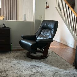 Leather Recliner Good Condition