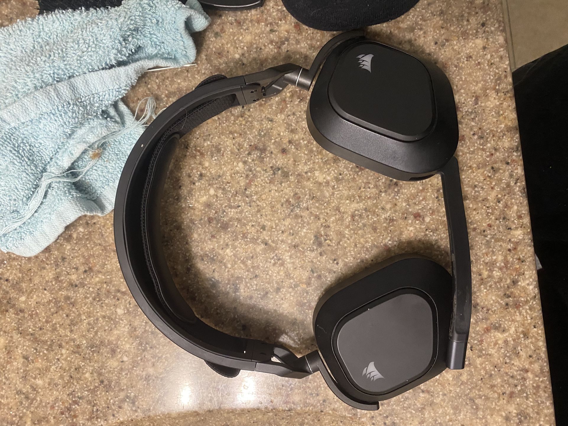 CORSAIR HS80 RGB WIRELESS