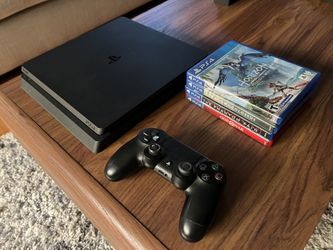 **PENDING**PS4 Bundle! Excellent Condition!
