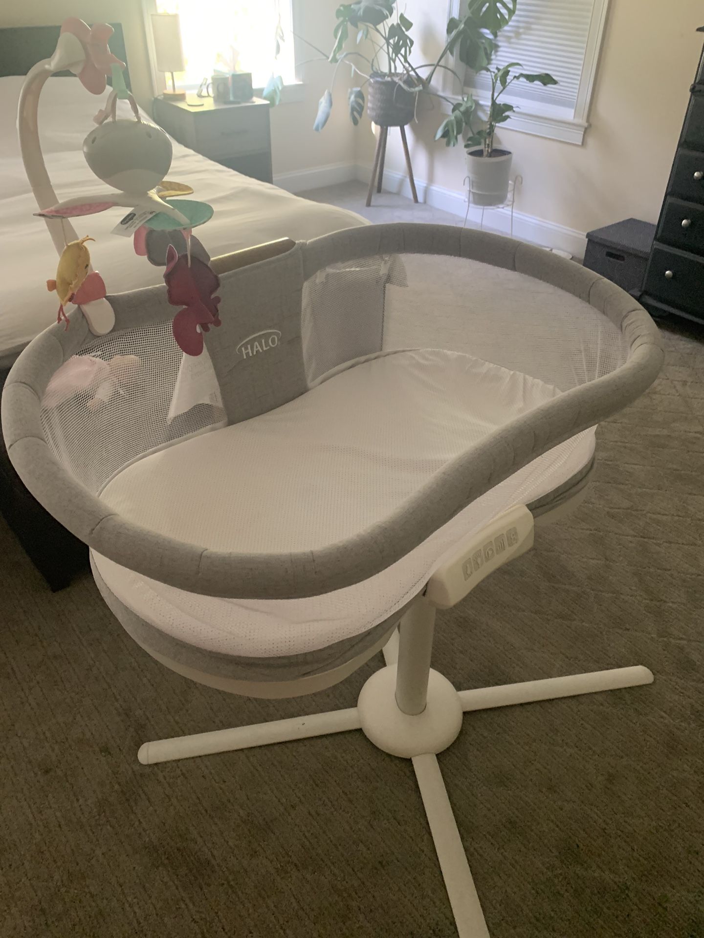 HALO Swivel Sleeper Soothing Center with Vibration and Sound