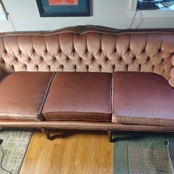 Victorian-style Pink Couch