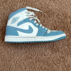 Jordan 1 Mid UNC  Womens Size 5.5