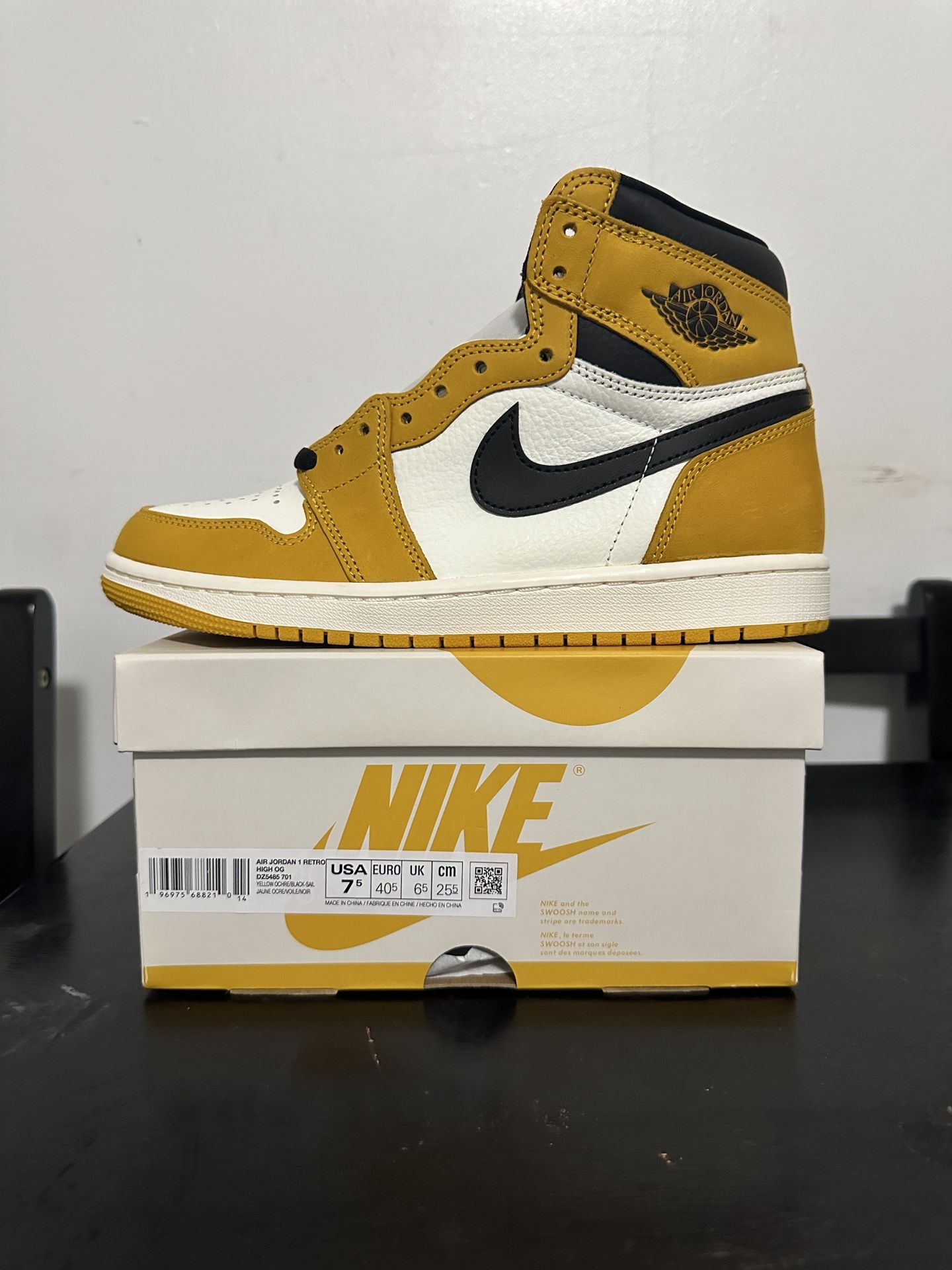 Air Jordan Retro 1 Yellow Ochre Size 7.5