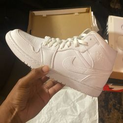 Air Jordan one mid