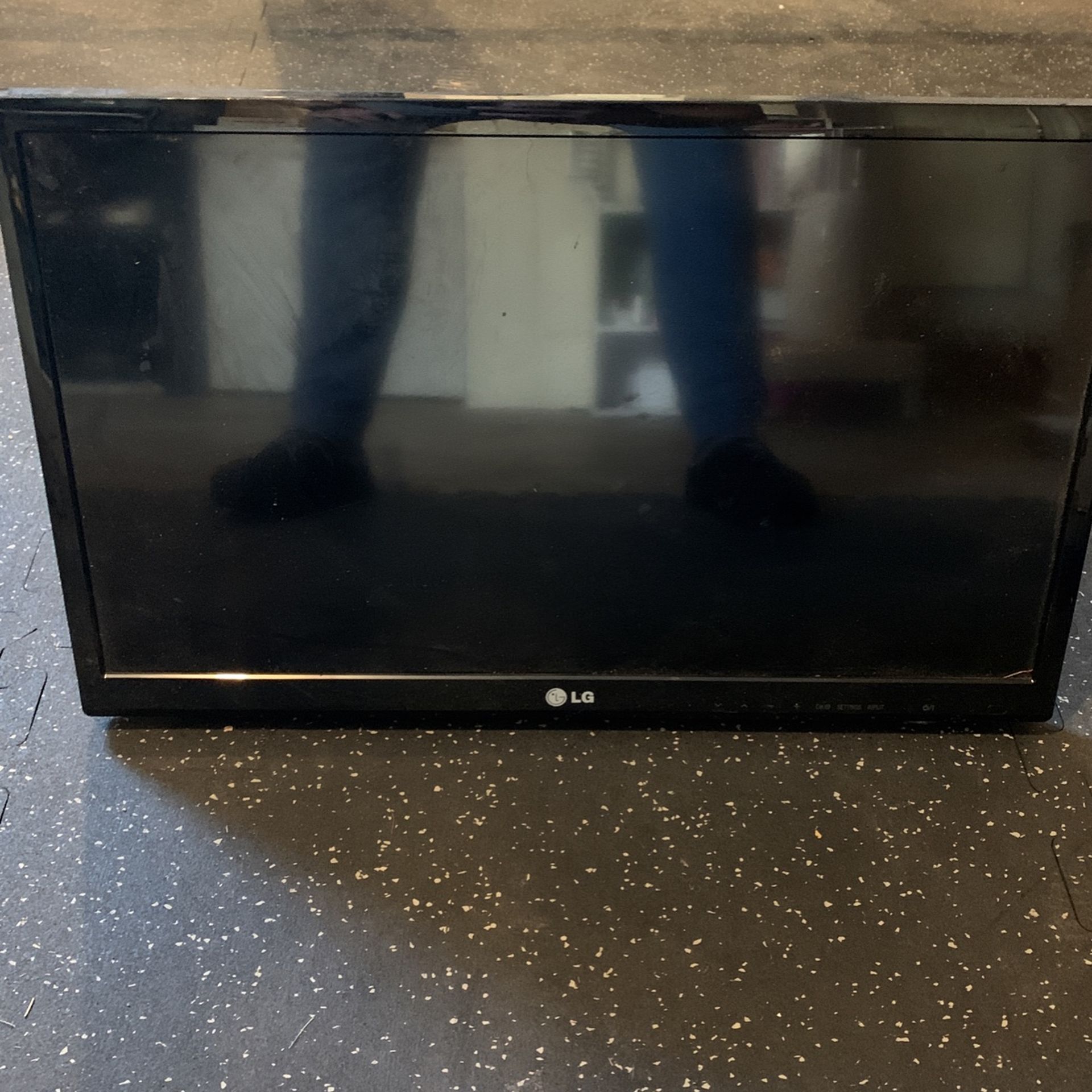 LG Flatscreen TV 23”