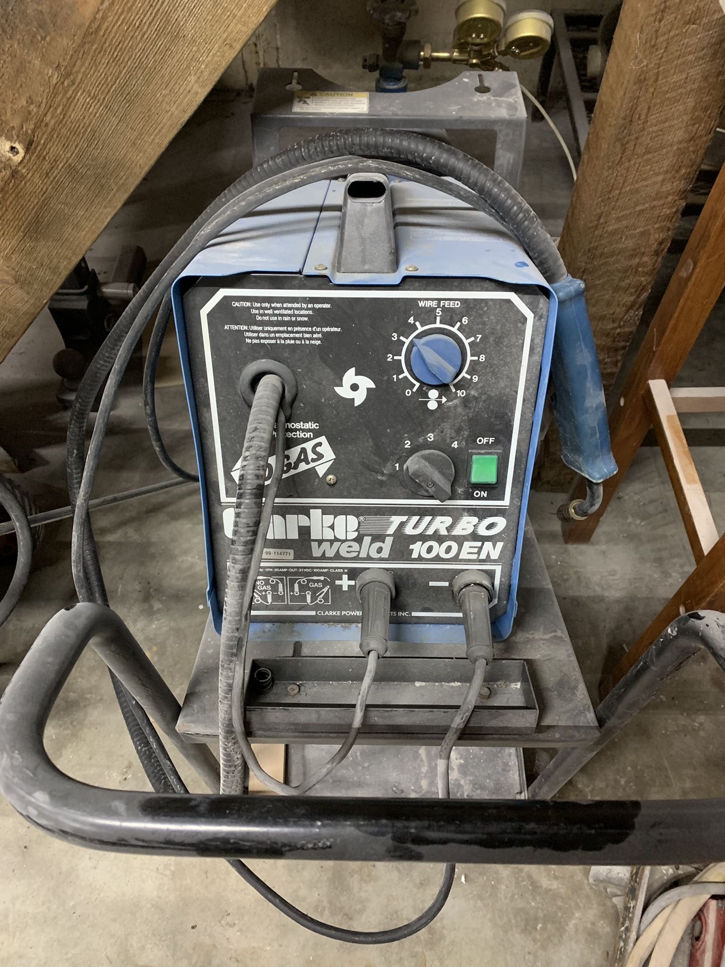 Clarke Turbo weld 100 en 120 volt mig welder with rolling cart NO GAS BOTTLE