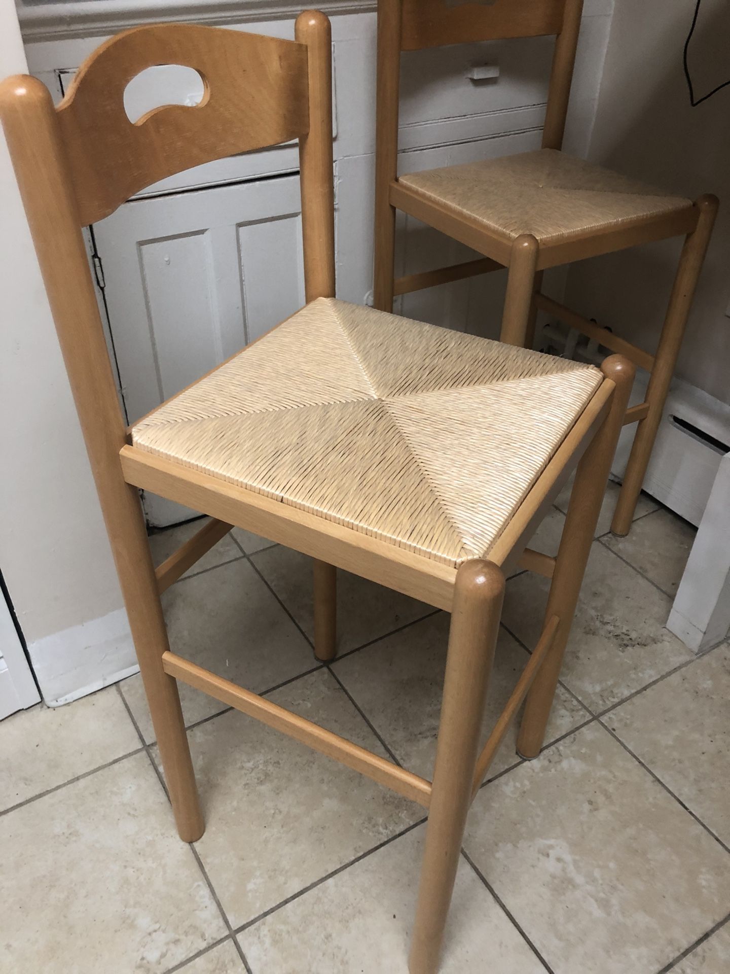 2 bar stools