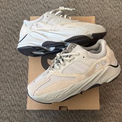 Yeezy 700 size 9.5