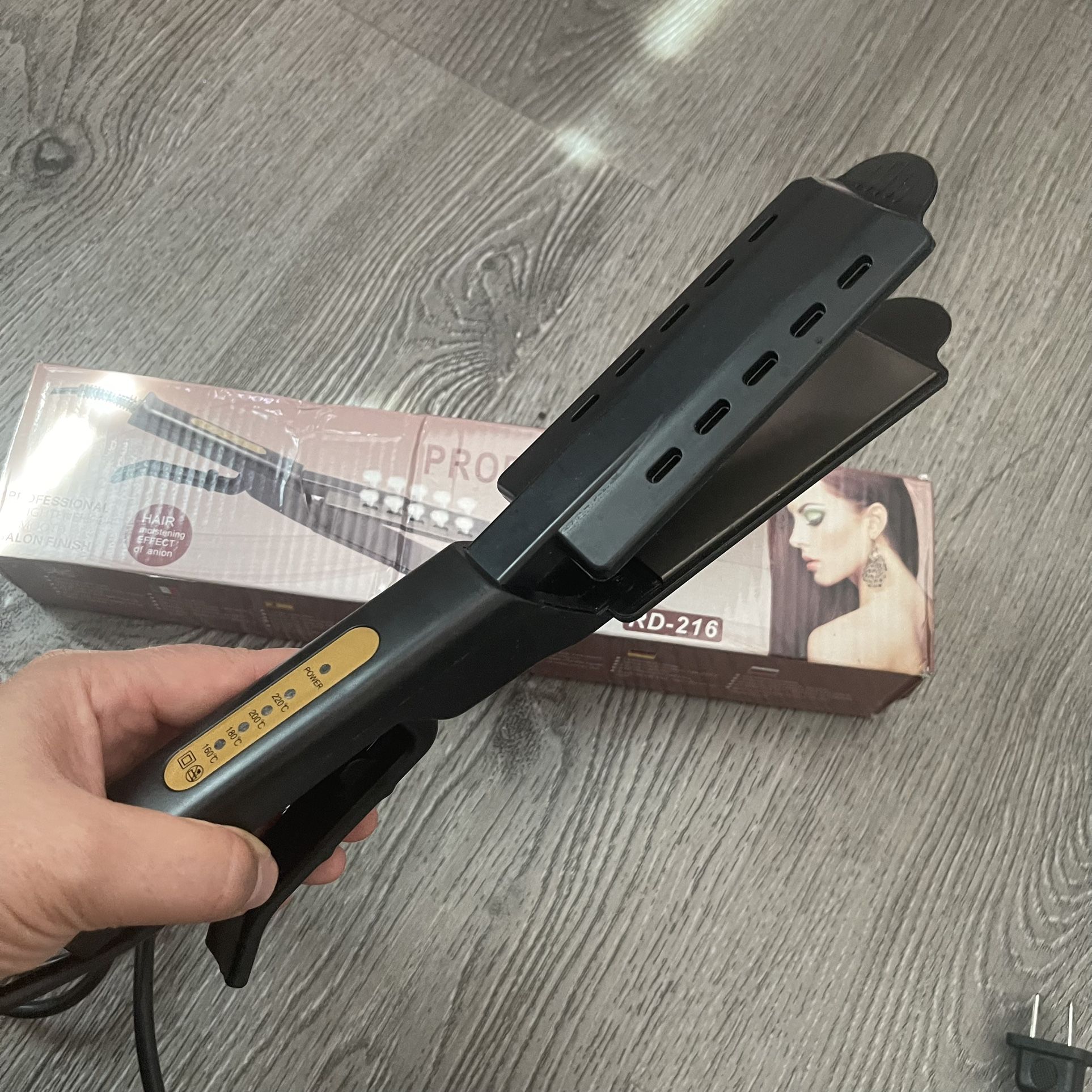 Salon grade hair wide ceramic straightener