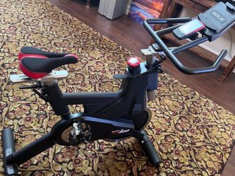 Sole SB900 stationary magnetic resonance bike