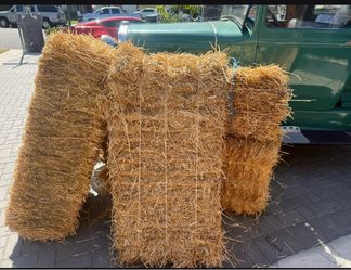 Hay bales/ straw bales