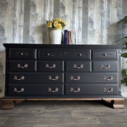🌺 Newly Refinished Heirloom Traditions Furniture Solid Wood Dresser/ Details Below ⬇️ / I Can Deliver 