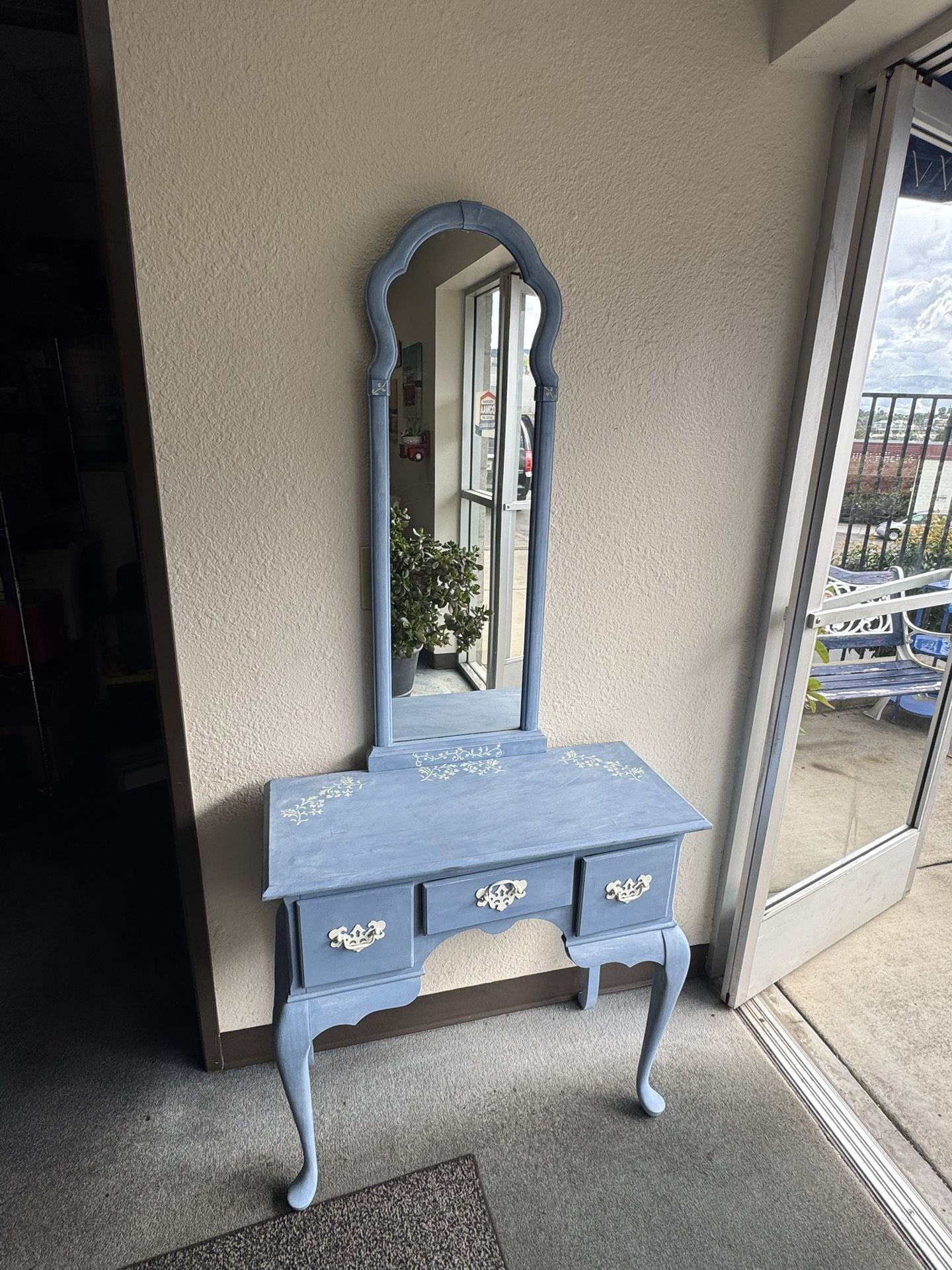 Entry Table And Mirror