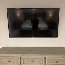 TCL 4 Series 55” LCD Roku Tv With Wall Mount