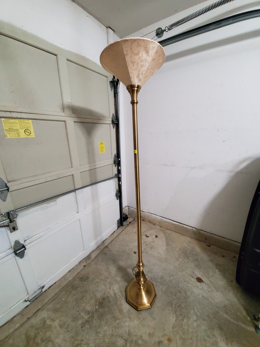 Floor Lamp with Metal Post (golden color)