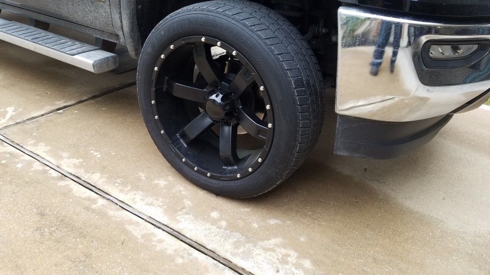 22x10 on 285/45/22 Michelin
