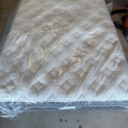 Helix, Luxe Midnight, Queen, Cover: Original Cover, Top Layer: ErgoAlign Layer Like New