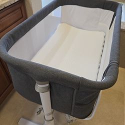 (Like New!) Height Adjustable Beside Baby Baby Bassinet (Super Clean)