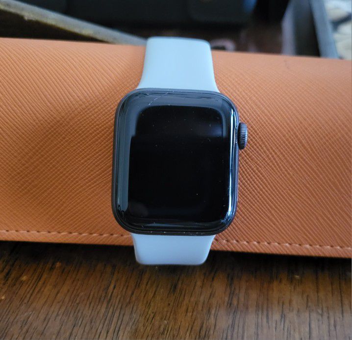 Apple Watch SE 2nd Gen 40mm Bundle (with Cell and GPS)