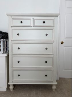 Solid wood. 6-drawer dresser