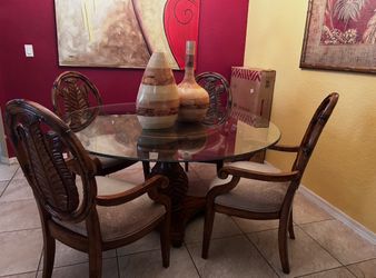 8pcs Solid Wood Dinning Room Set (Great Condition Must See)