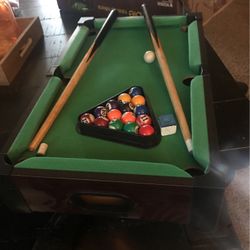 Mini pool table