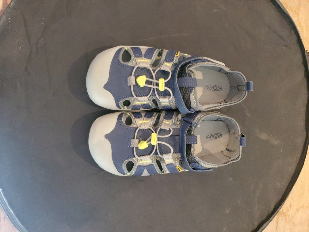 Kid's Size 6 Water Shoes