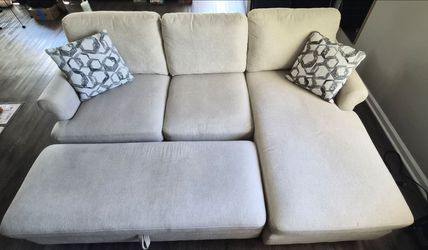 Chiffon sectional w/ reversible chaise and storage ottoman