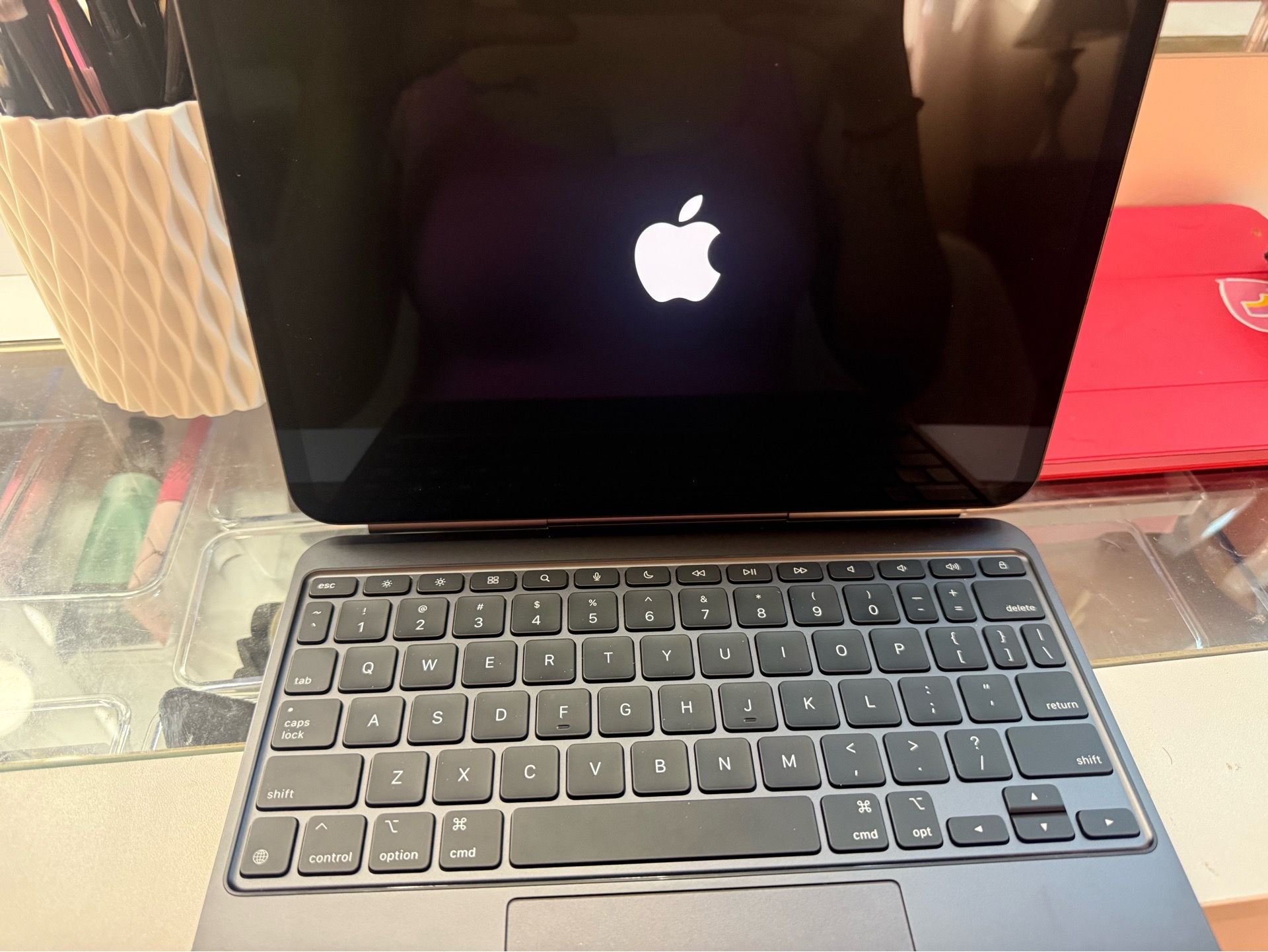 iPad Pro 11-inch (M4) w apple keyboard
