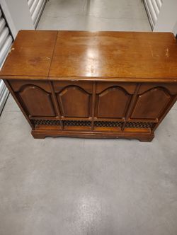 Antique Style Receiver And Record Player