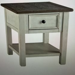 Beautiful Boulanburg  end table in excellent condition