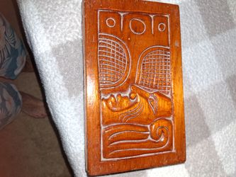 Title: Vintage Hand-Carved Wood Mayan Trinket Box - Made in Roatan, Honduras C.A.
Description:
Up for sale is a beautiful, vintage hand-carved wooden