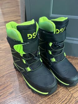 Kids size 1 snow boots perfect condition
