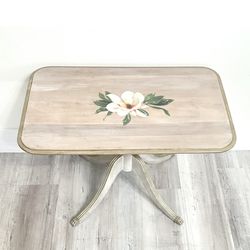 Wood Small Accent Table 🛋️    🛋️ 🛋️ Decors Are Not Included