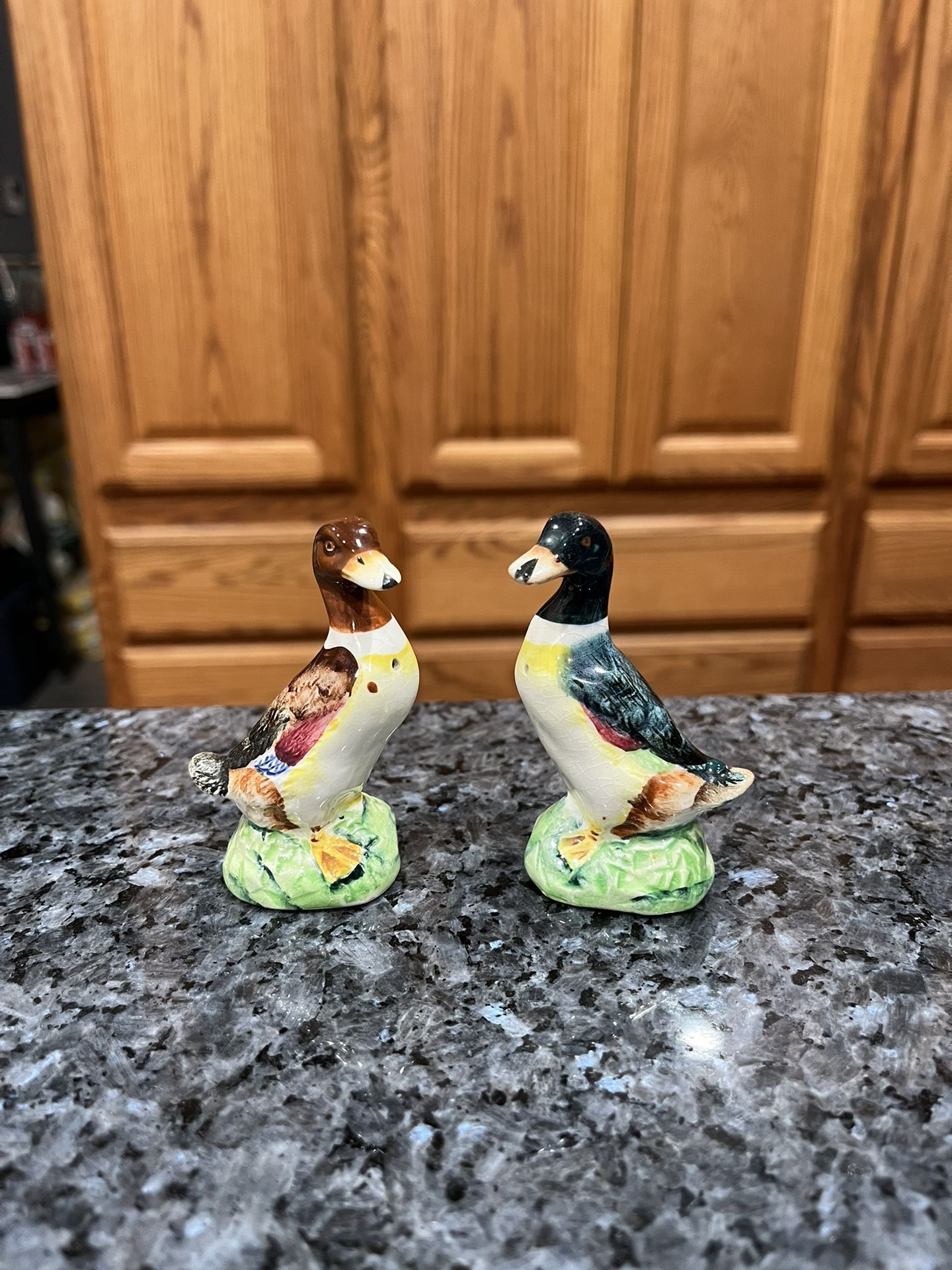 Vintage Japan 1940’s Porcelain Duck Pair of Salt and Pepper Shakers. Preowned with original cork stoppers. Due to age the shakers have crackling.