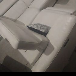 SECTIONAL GENUINE 💯% LEATHER RECLINER ELECTRIC WHITE COLOR.. DELIVERY 🚚💥 SERVICE AVAILABLE 💥🚚💥💥💥✅