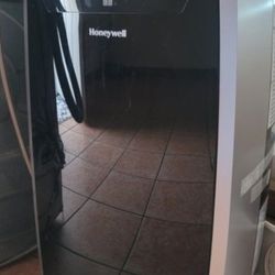 1Honeywell 1400O BTU Portable Air
Conditioner for 700 Square Feet Sq. Ft. with
Heater and Remote Included