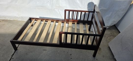 Toddler bed