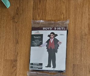 NEW Halloween costume: Vampire size (6/7).
