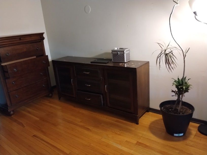 Dresser For Free pick Up Only