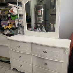 Bedroom Set With Vanity