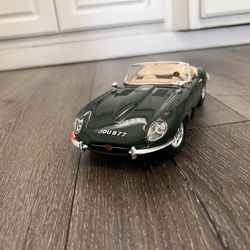 Diecast 1/18 Scale  Burago Jaguar E Type Cabriolet 1961  Model  Made in Italy