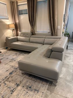 Stylish Gray Sectional Sofa: Comfort Meets Elegance!