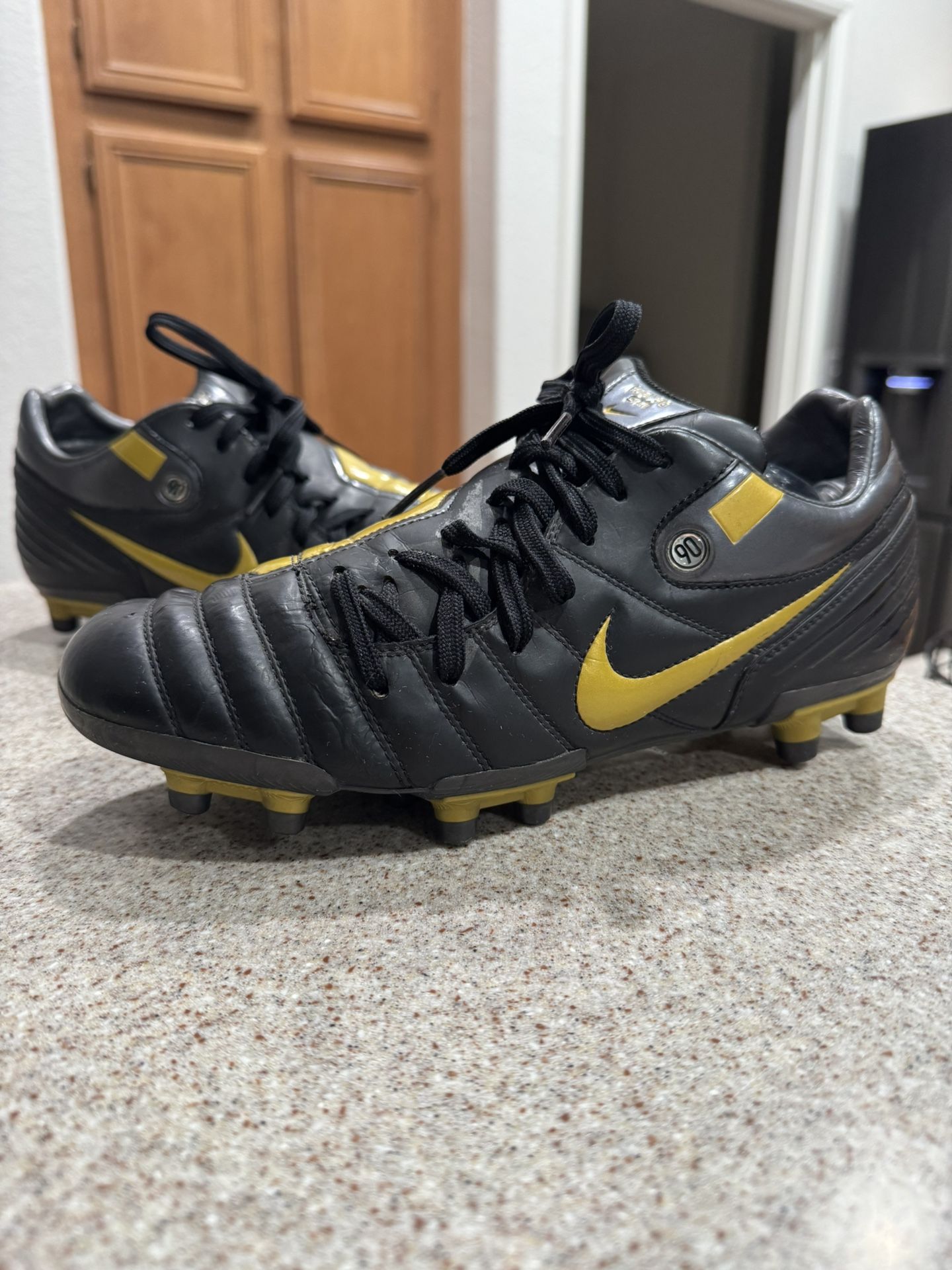 Black and yellow total 90 Nike Total 90 Laser FG Varsity Maize Black Men main image 2