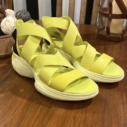 Sorel Explorer Blitz Multistrap Sandals Womens 10 Yellow NEW