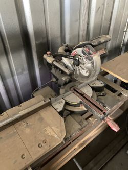 Craftsmen saw with long table