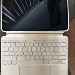iPad M5 Pro 13inch with accessories