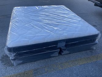 NEW MATTRESS KING SIZE PLUSH WITH BOX SPRING 
